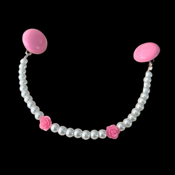 Upcycled sweater clasp/collar clip made with vintage pink clip on earrings - Picture 5 of 8